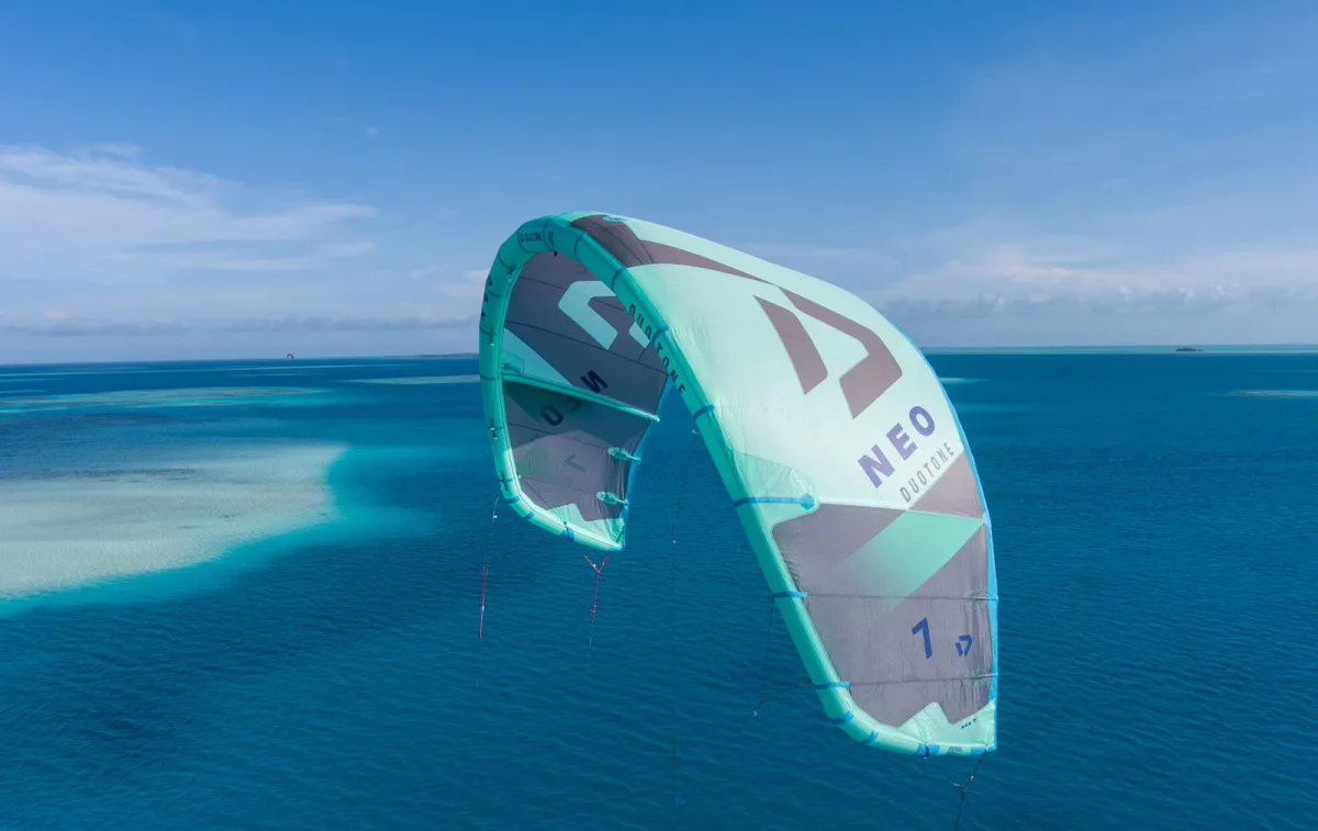 Duotone Neo 2025 i aktion under kitesurf