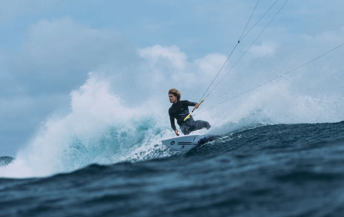 Duotone Neo 2025 i aktion under kitesurf