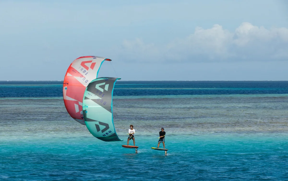 Duotone Neo 2025 i aktion under kitesurf