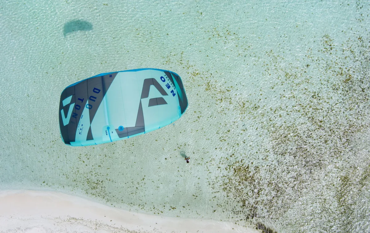 Duotone Neo 2025 i aktion under kitesurf