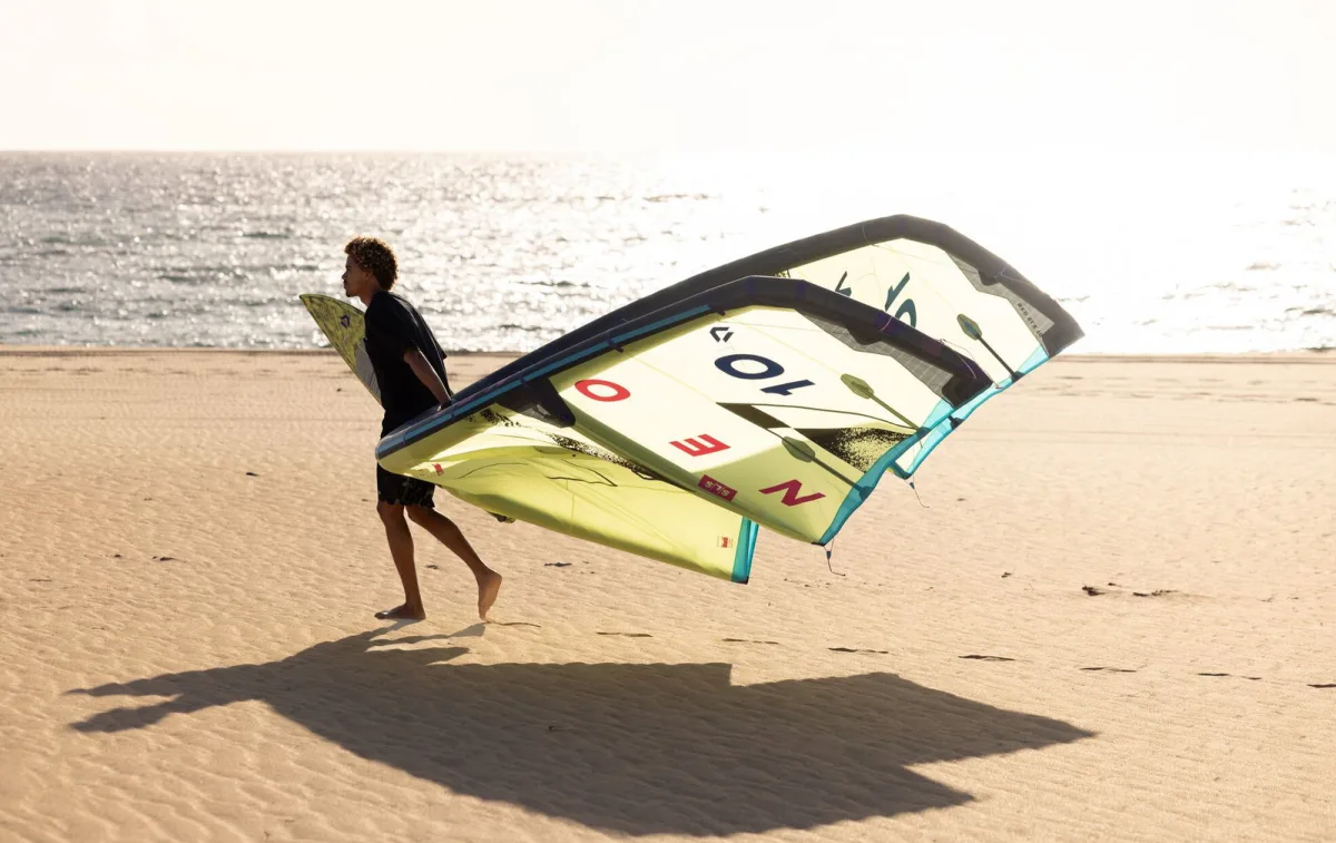 Duotone Neo SLS 2025 i aktion til kitesurf