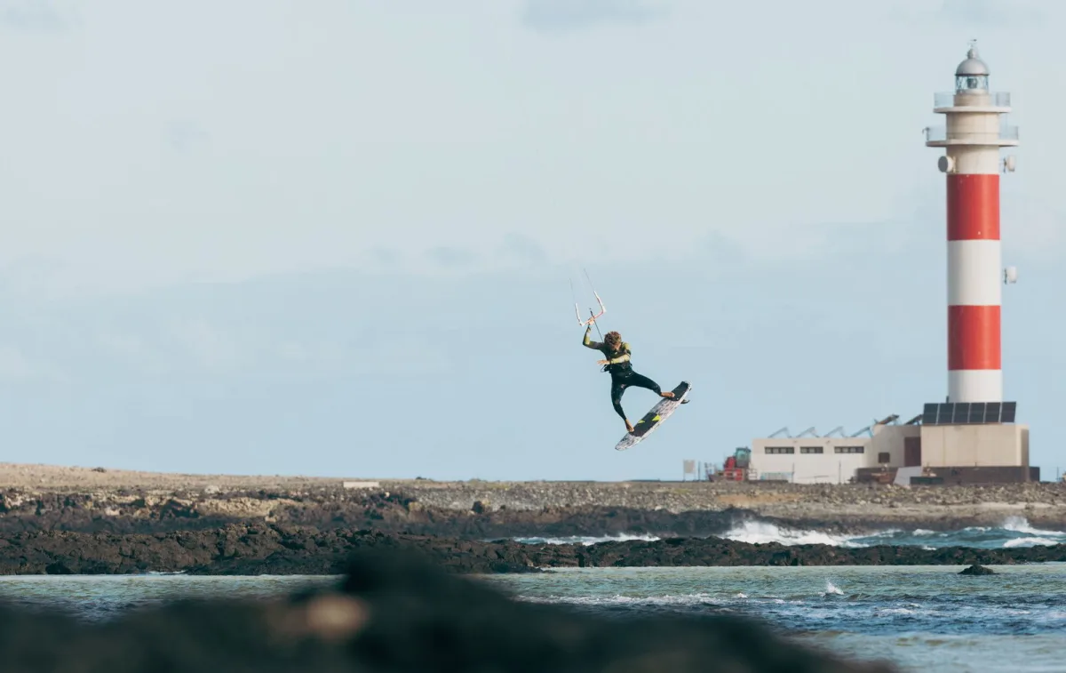 Duotone Neo SLS 2025 i aktion til kitesurf