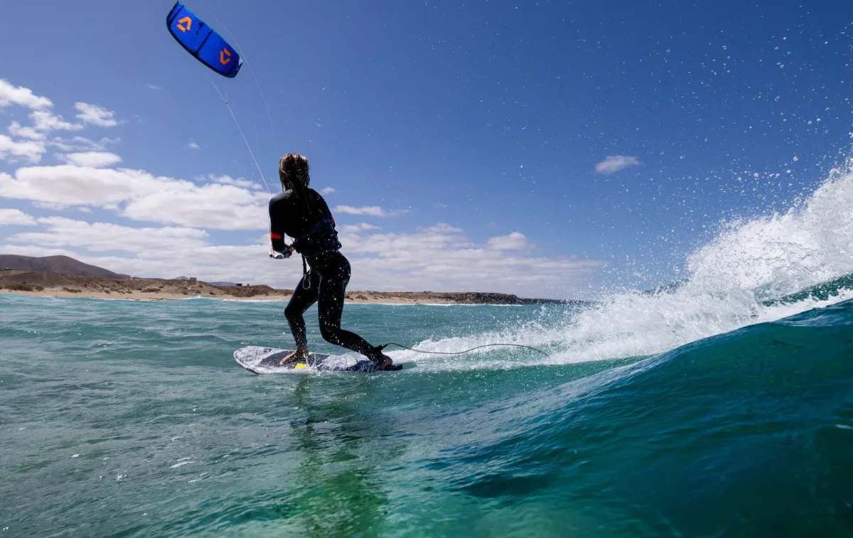 Duotone Neo SLS 2025 i aktion til kitesurf