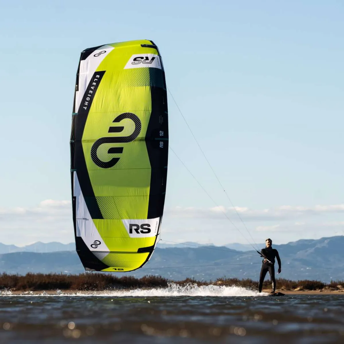 Eleveight RS V9 2025 i aktion under kitesurf