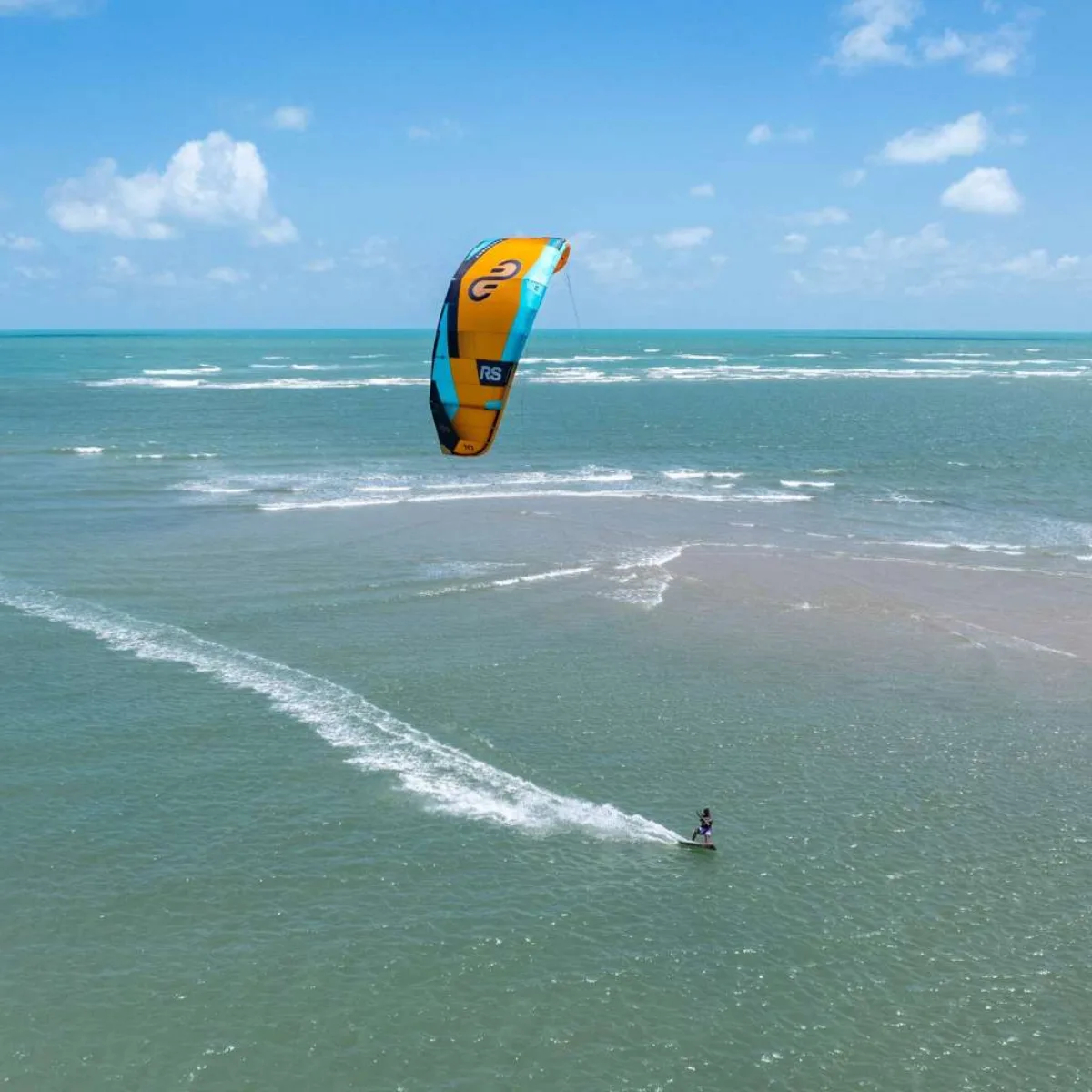 Eleveight RS V9 2025 i aktion under kitesurf