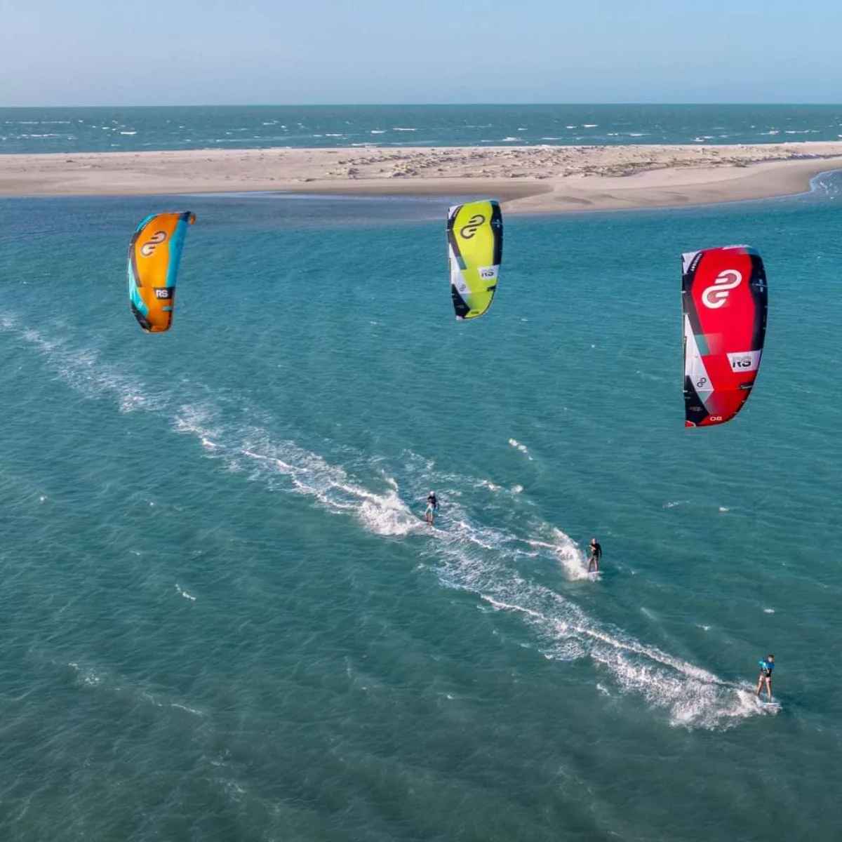 Eleveight RS V9 2025 i aktion under kitesurf