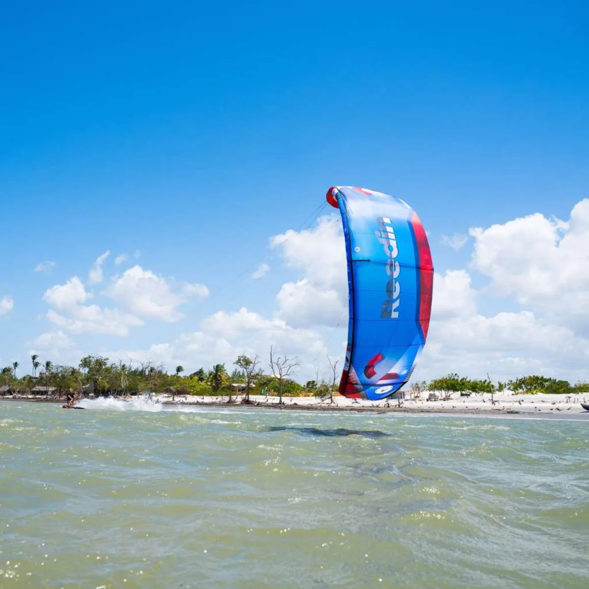 Reedin Hypermodel 2025 en action en kitesurf