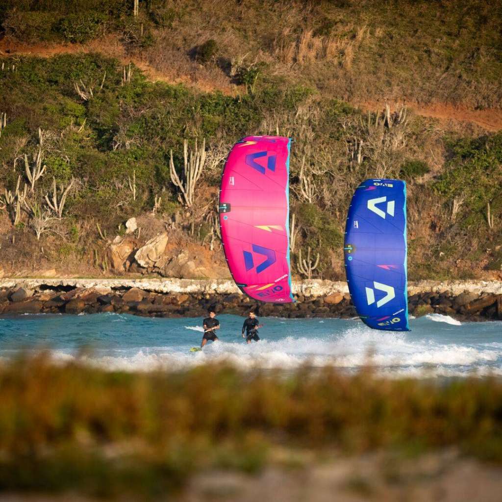 Duotone Evo SLS 2025 en action en kitesurf