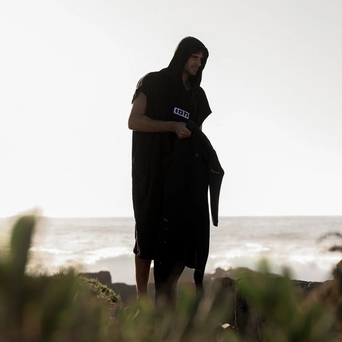 ION Poncho Core 2025 - action Black