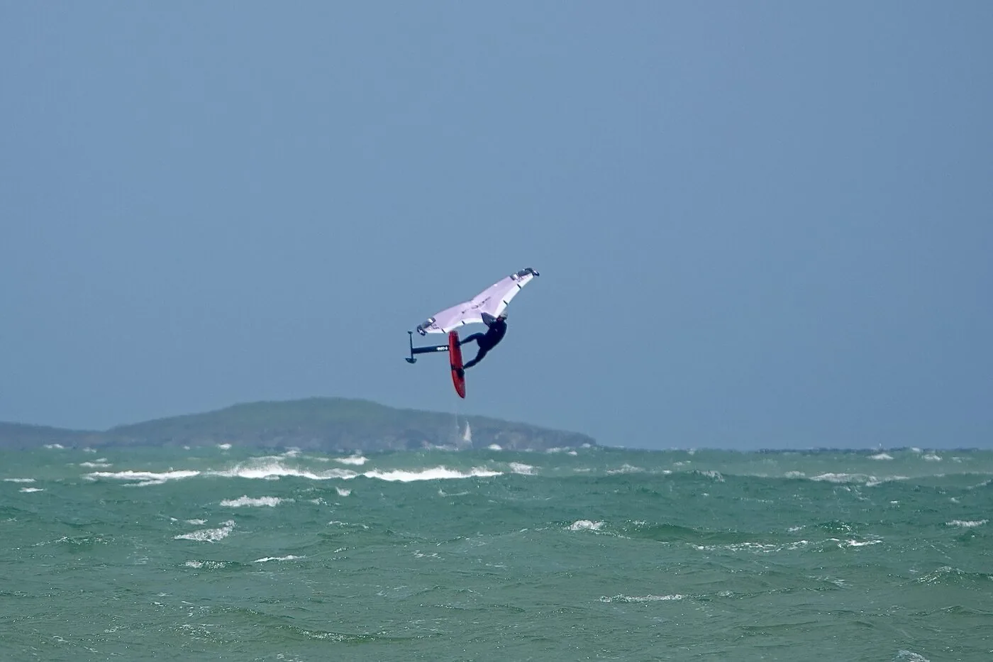 Salto en wing foil con el F-One SK8 V3