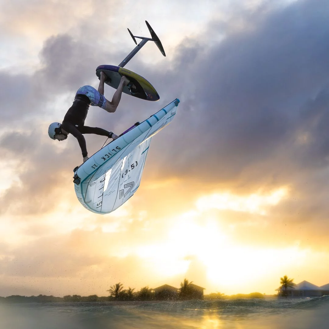 Duotone Slick Concept Blue 2024 - Detail van de wing op het water