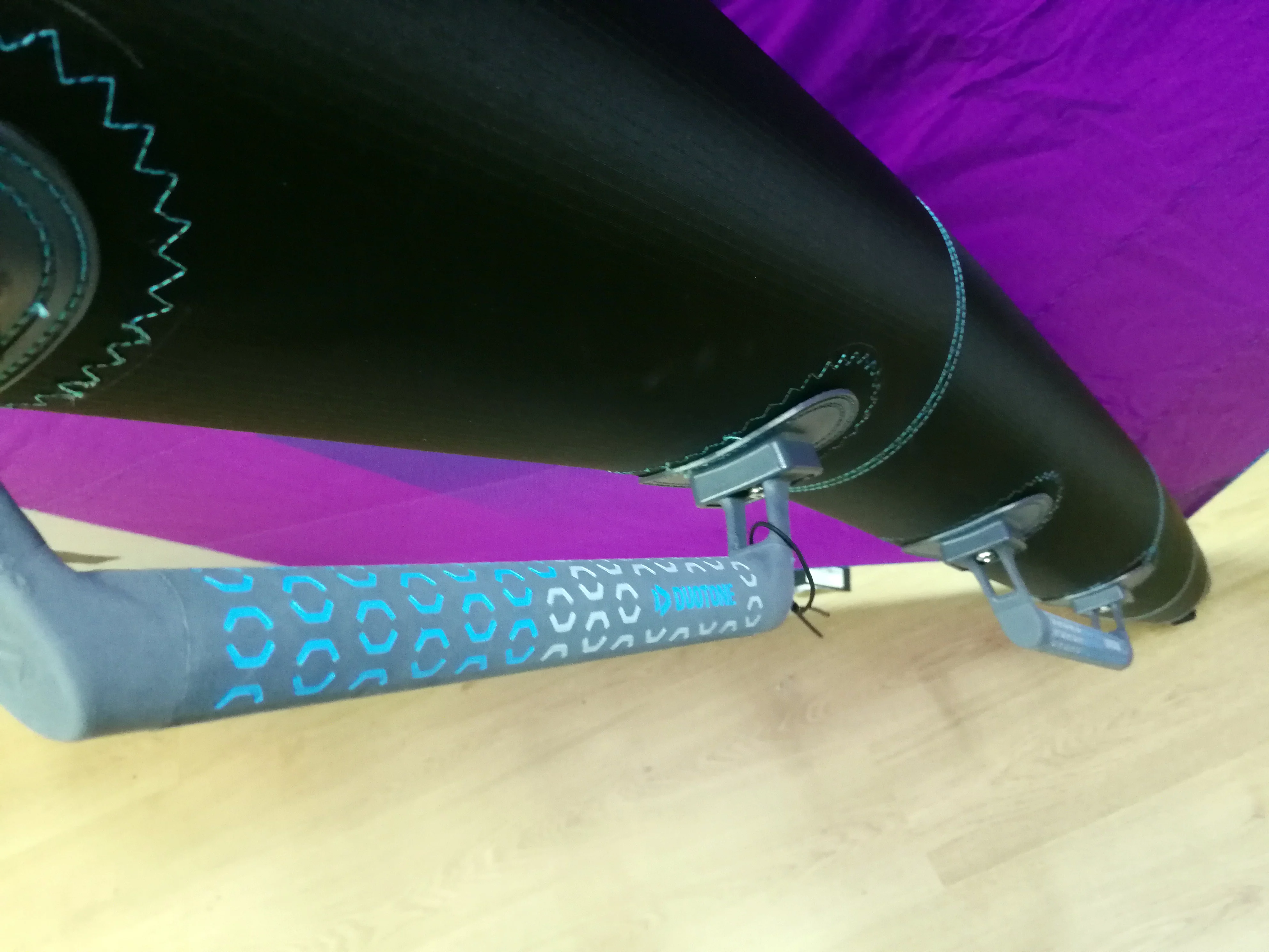 Duotone Unit wingfoil wing met stijve handles