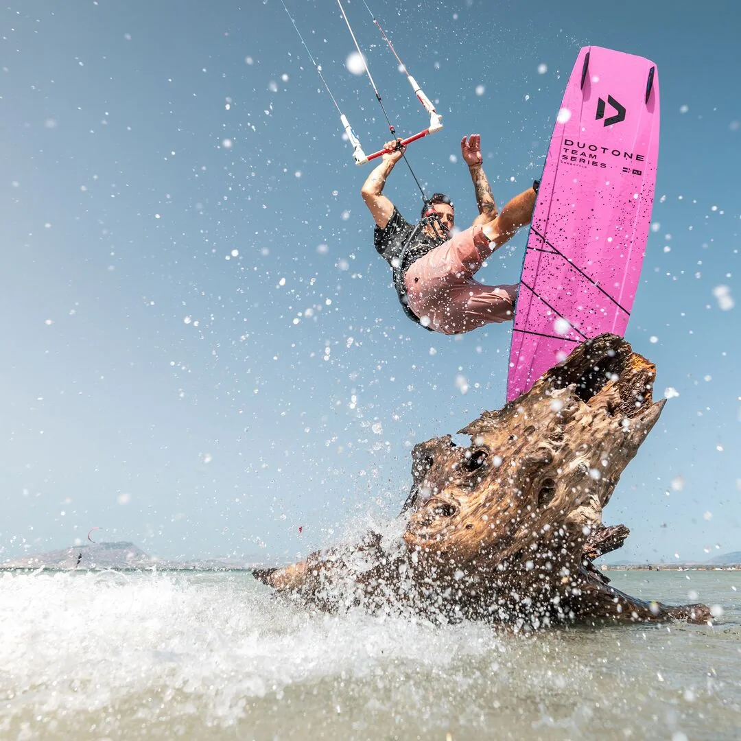 Kitesurf avec barre Duotone 2025 en Sicile