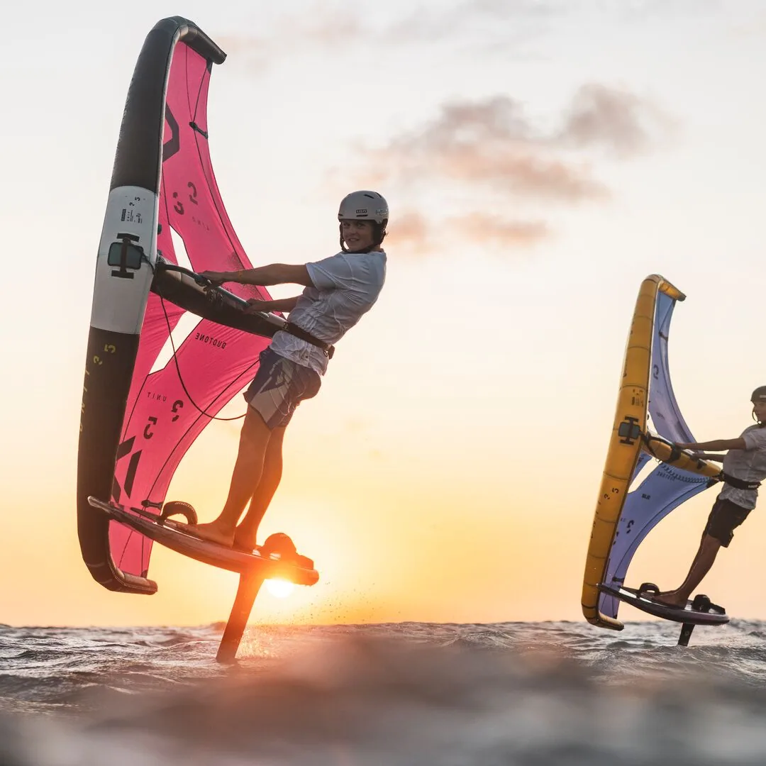 Rider en wingfoil avec la Duotone Unit V5 2025 en navigation