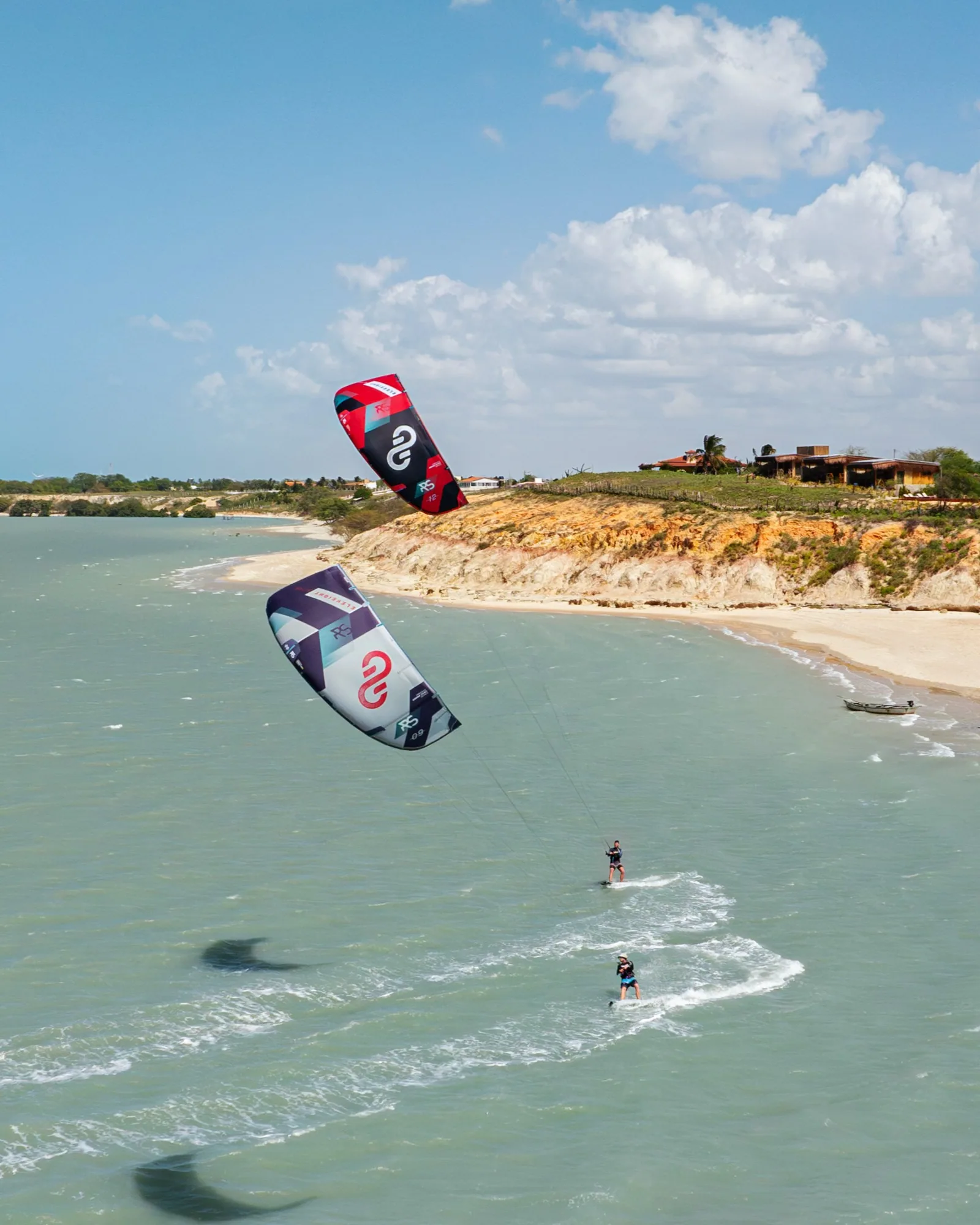 Rider en kitesurf avec Eleveight RS V8 2024