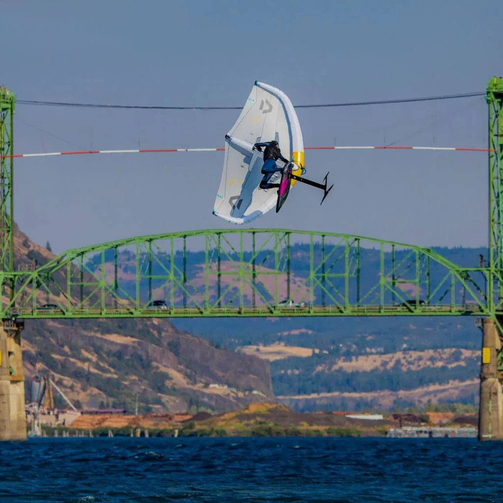 Test et avis Duotone Sky Style SLS 2025 - planche de wingfoil freestyle et vagues