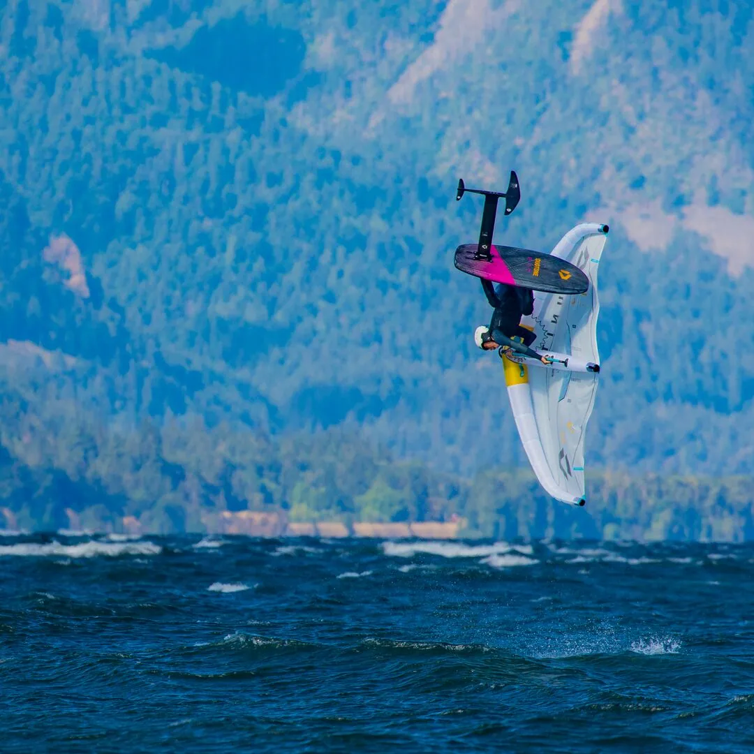 Rider en wingfoil avec la Duotone Sky Style SLS 2025 à Hood River