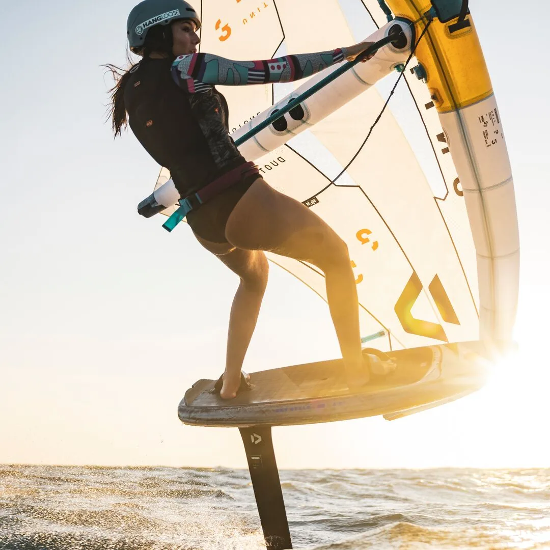 Zoé Schoenwetter en wingfoil Duotone Sky Style SLS 2025