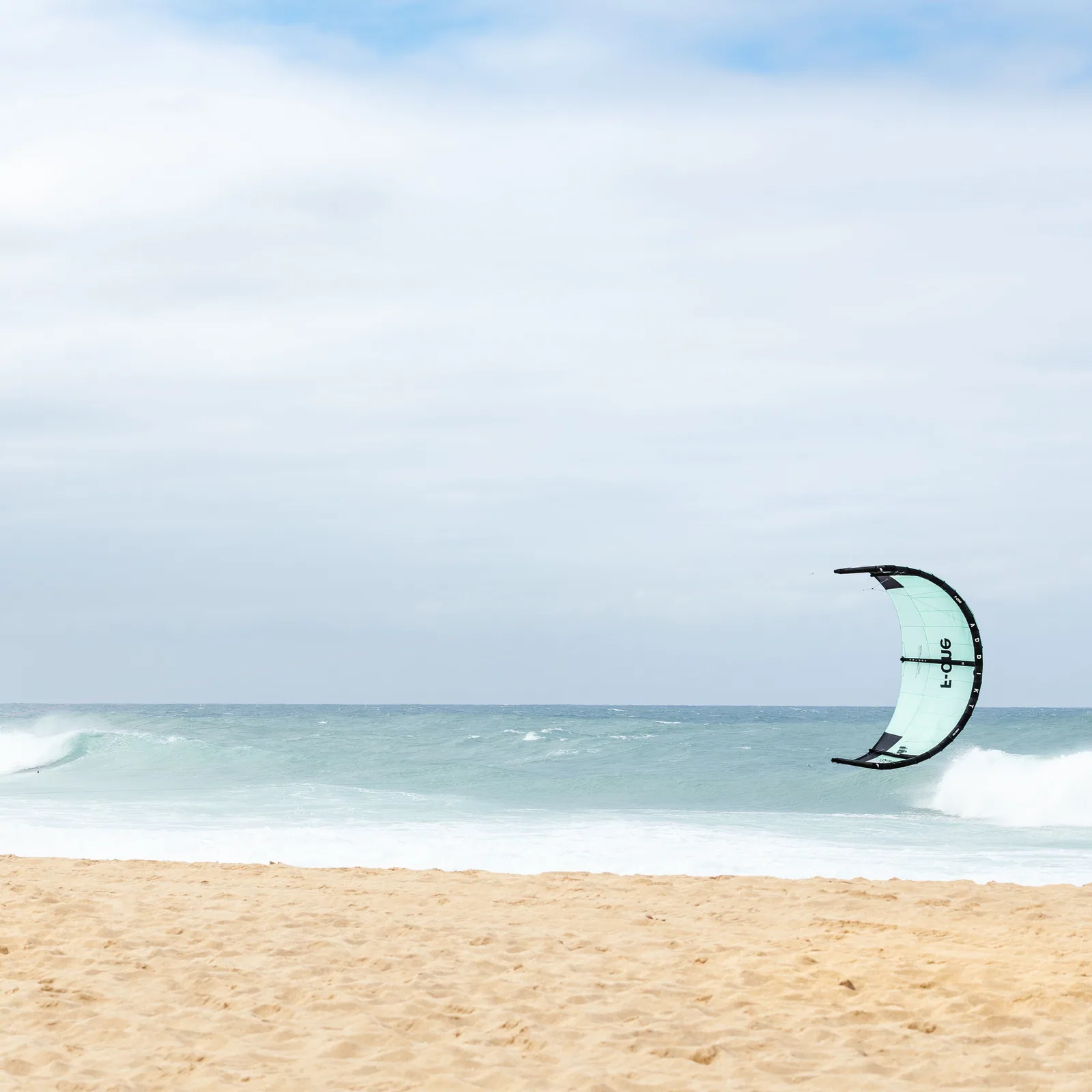 Rider en kitesurf wave avec F-One Addikt Tec