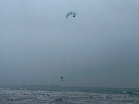 Jérôme en plein saut avec la Duotone Rebel D/LAB 2025 à Pornichet