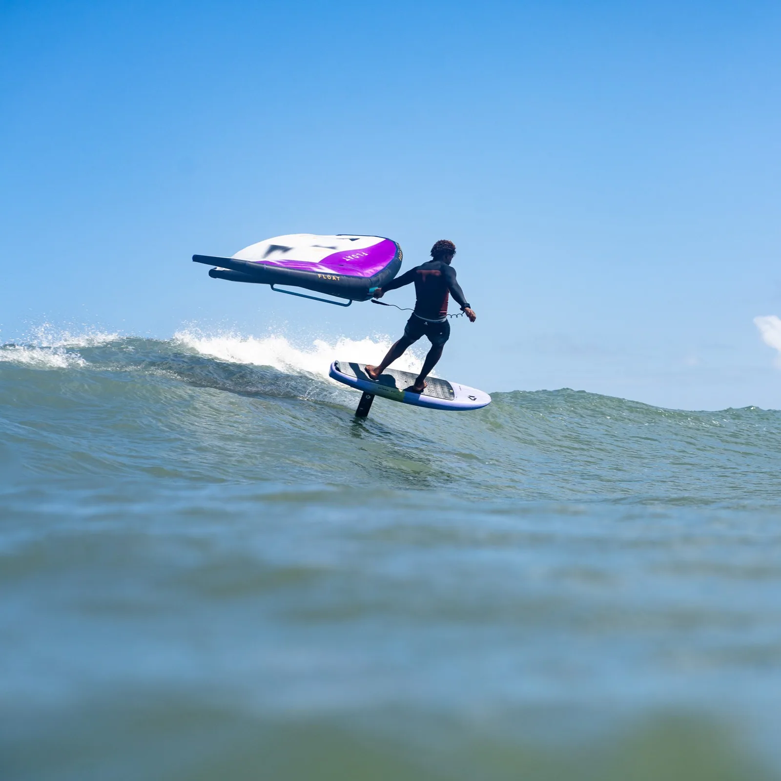 Rider i aktion med Duotone Float 2025 i wingfoil