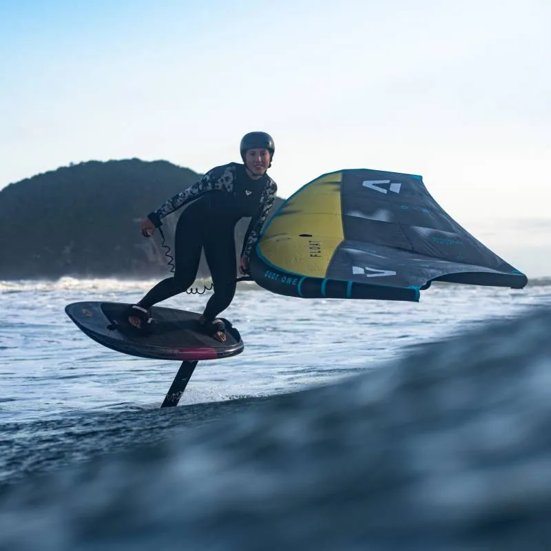 Rider med Duotone Float 2025 i wingfoil, downwind session
