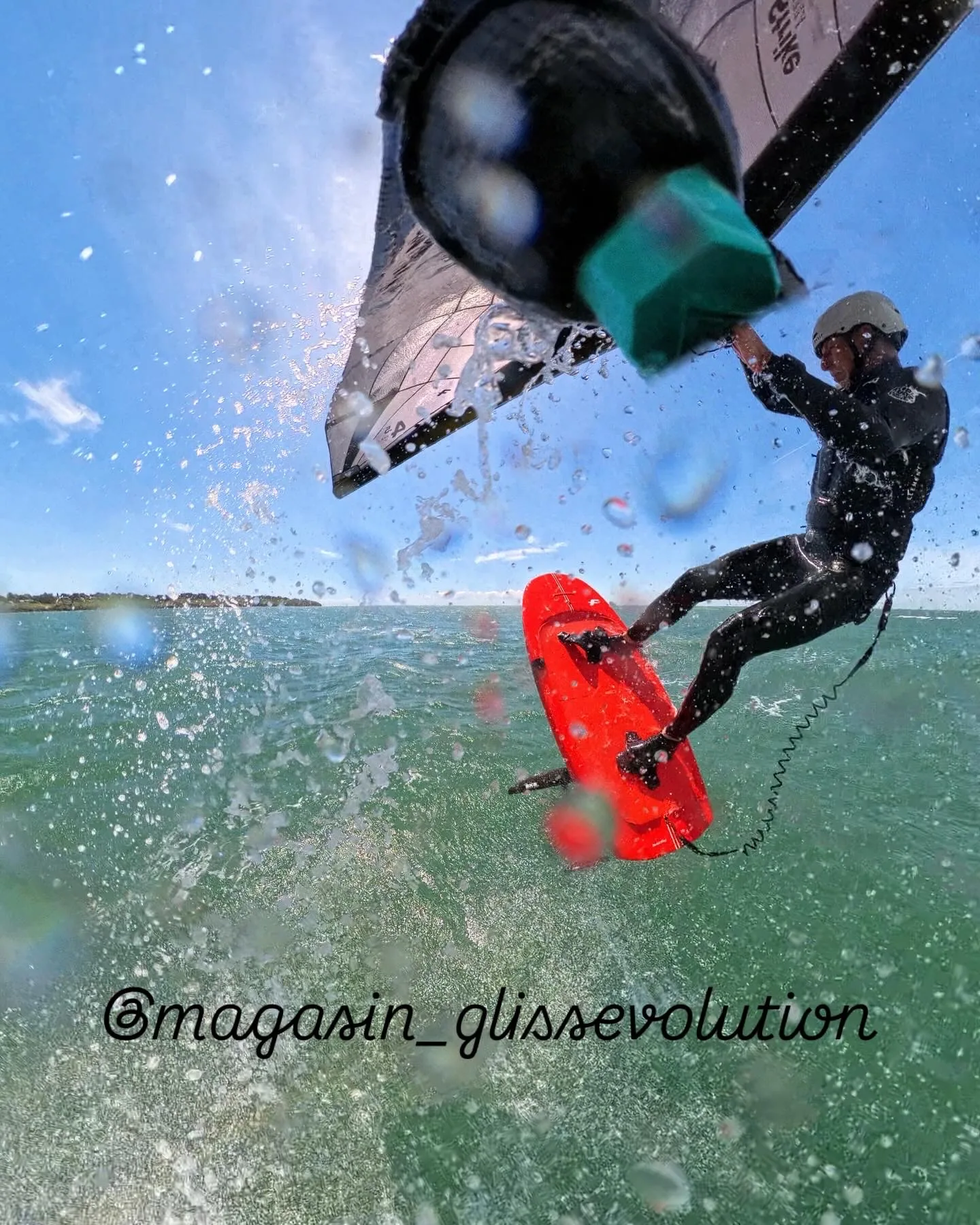 Saut en wingfoil avec aile F-One Strike V5 Aluula par Cyrille