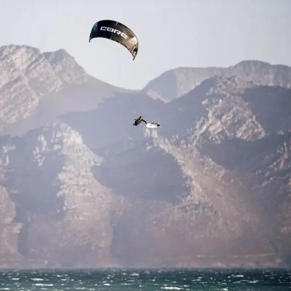 Kitesurf freestyle big air - rider w akcji 1