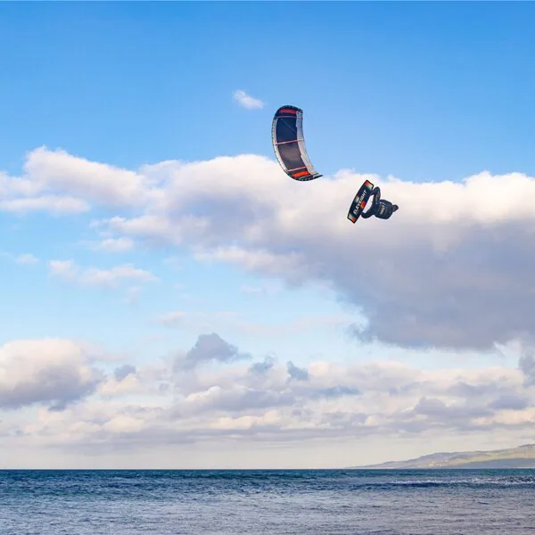 Kitesurf freestyle big air - rider w akcji 3