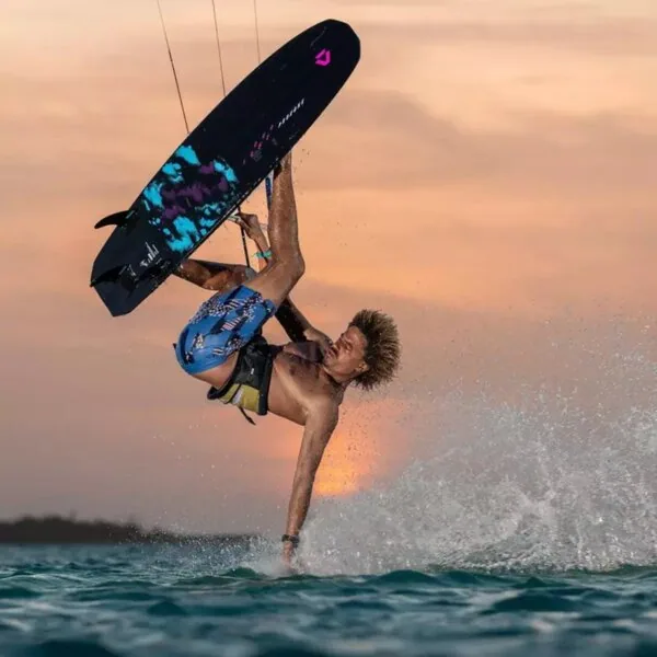 Deska wave do kitesurfingu - pływanie na fali 4