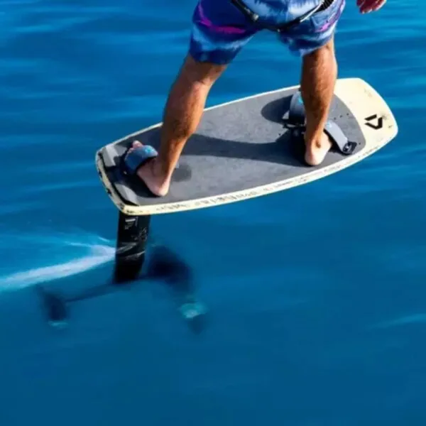 Kitefoil - lot nad wodą 3