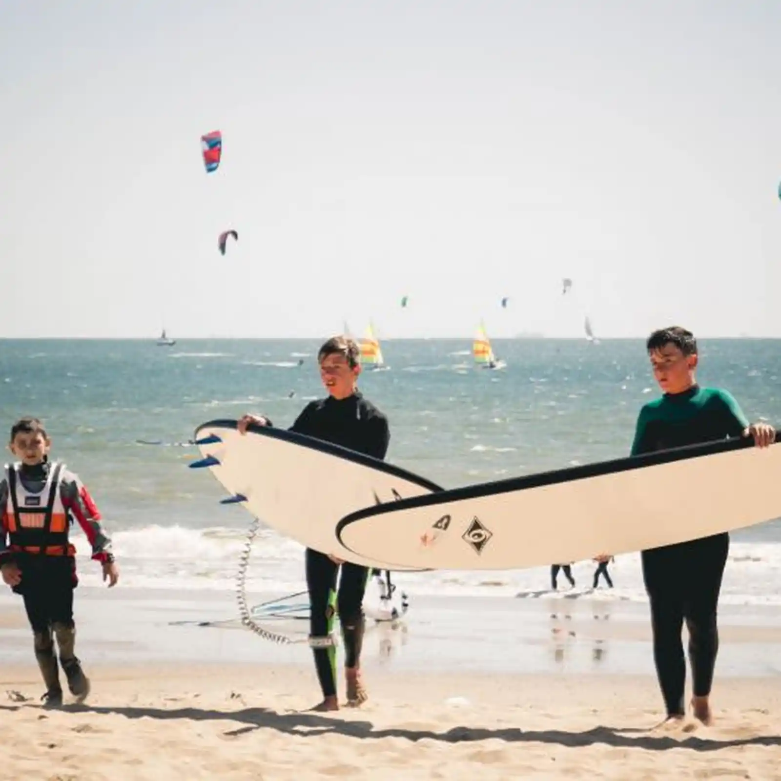 Initiation surf pour les jeunes sur la plage de Pornichet