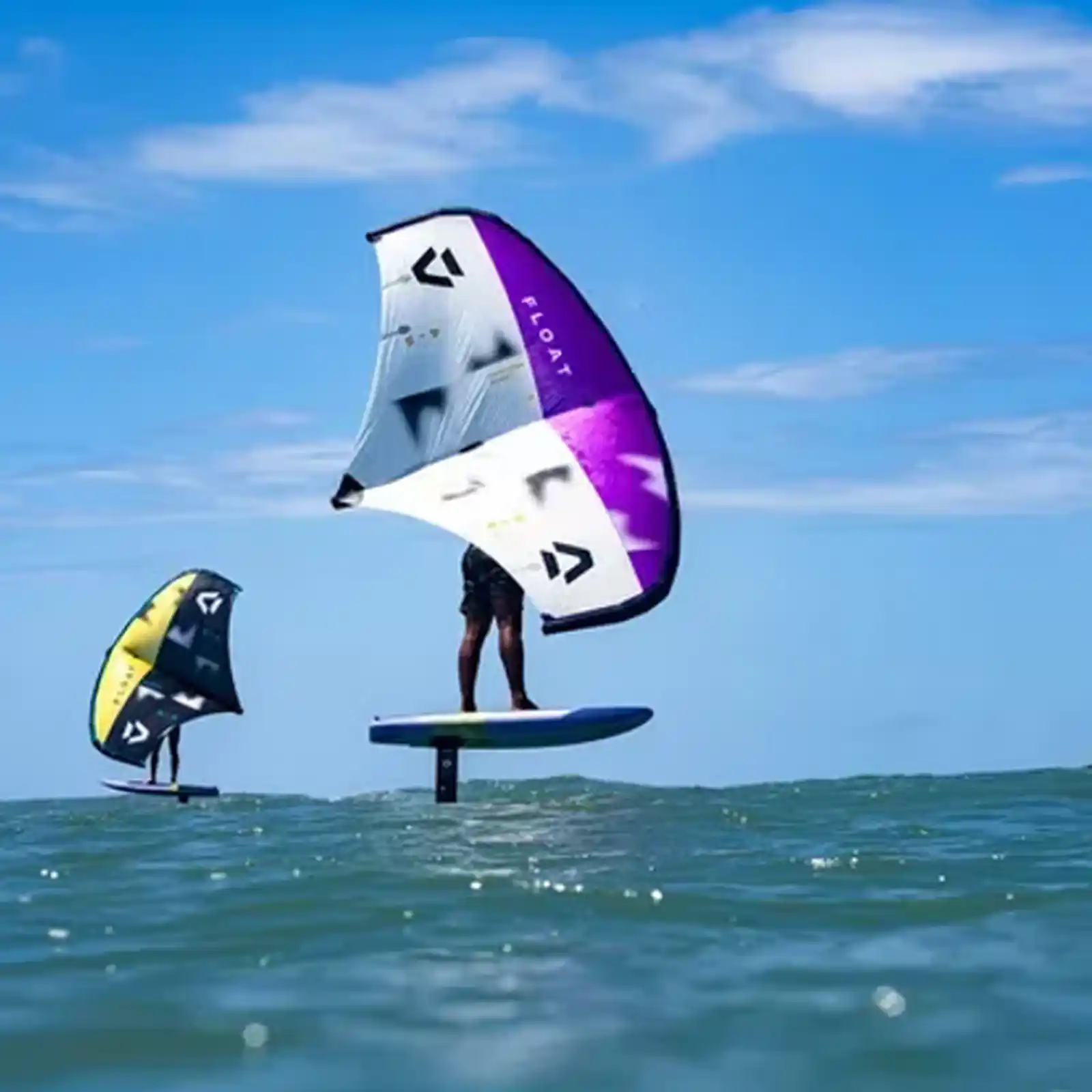 Session de wingfoil avec du matériel Duotone à Pont-Mahé