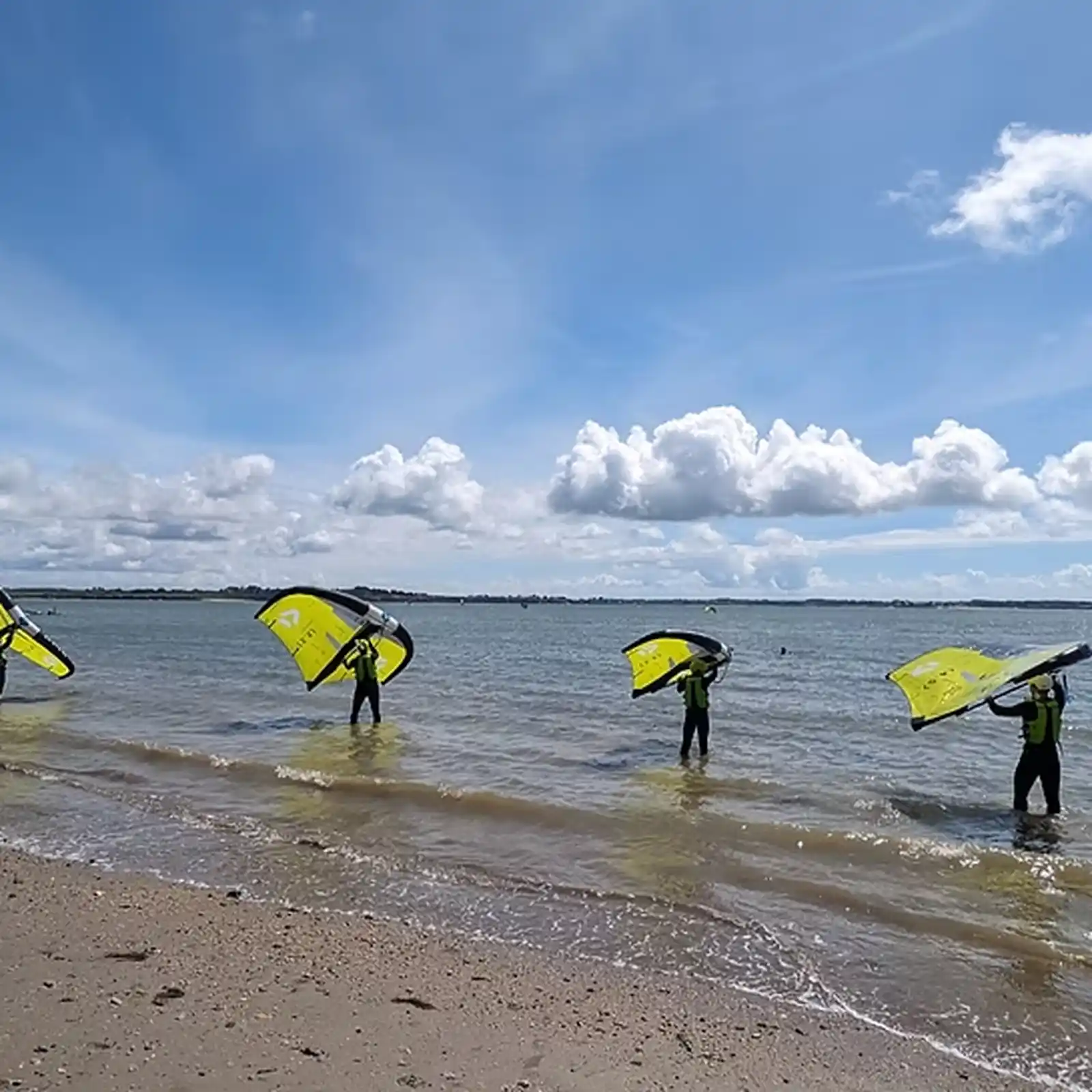 Groupe de pratiquants de wingfoil avec Wing Latitude