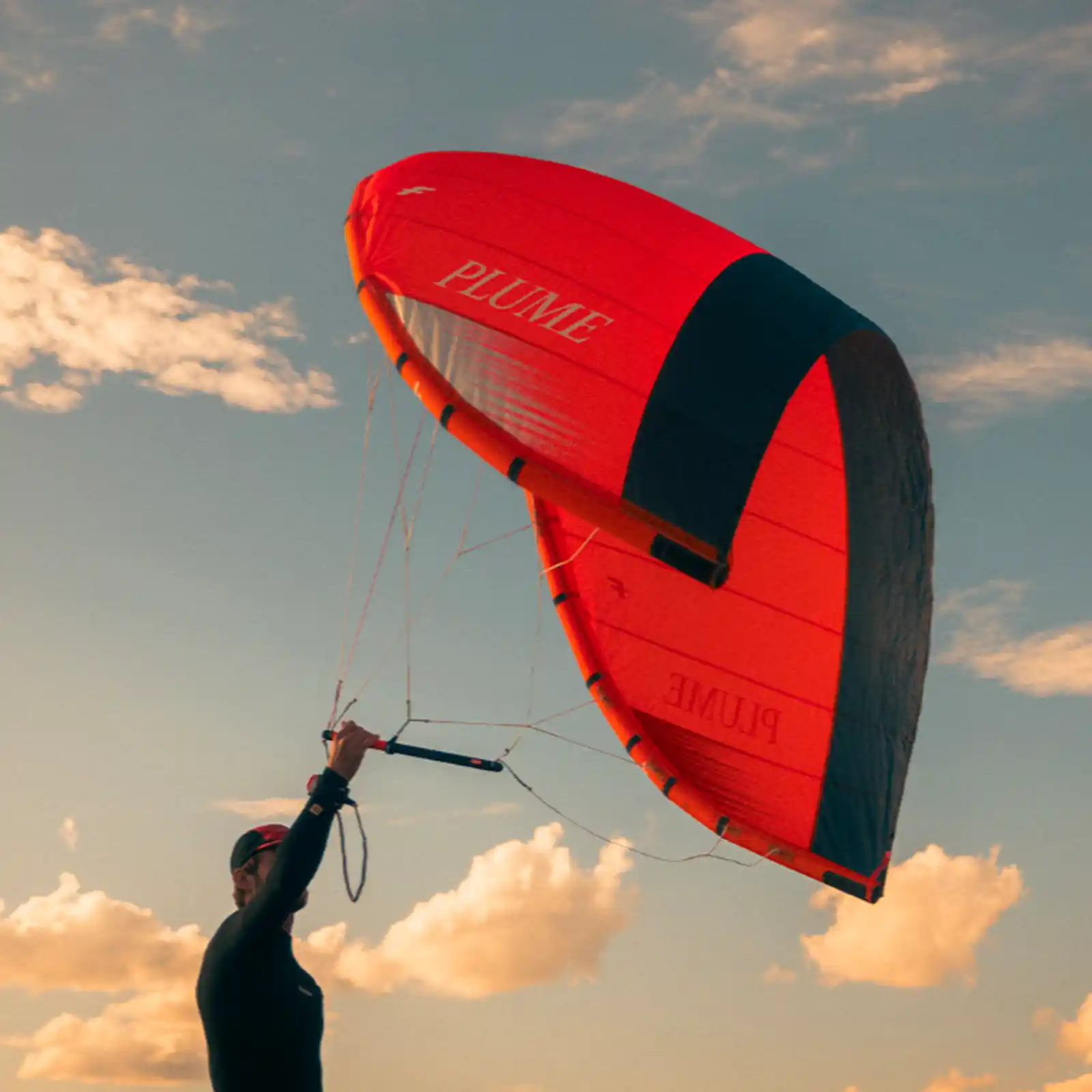 Aile de parawing F-One en action lors d'une session downwind