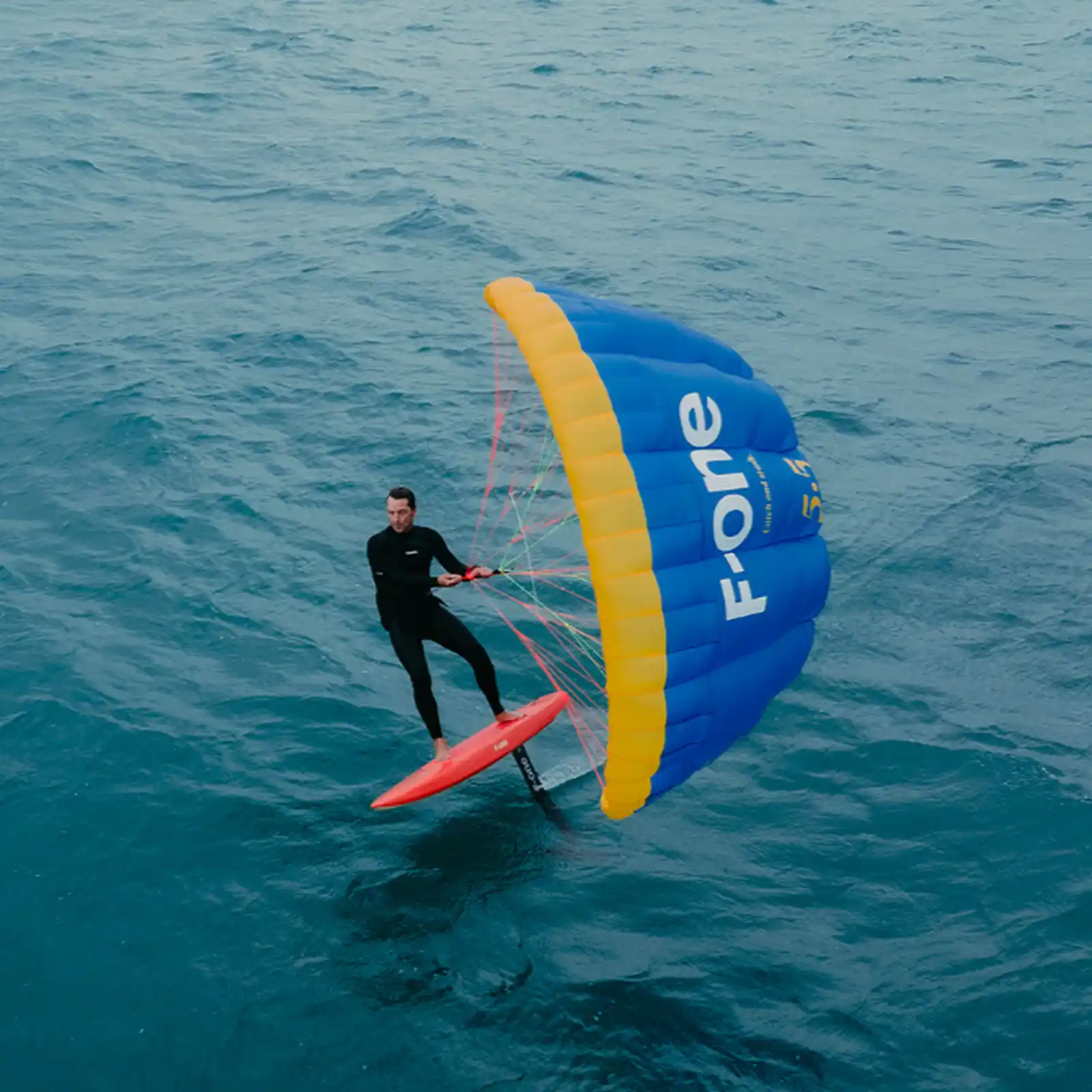 Rider en foil avec une aile F-One, démonstration de contrôle
