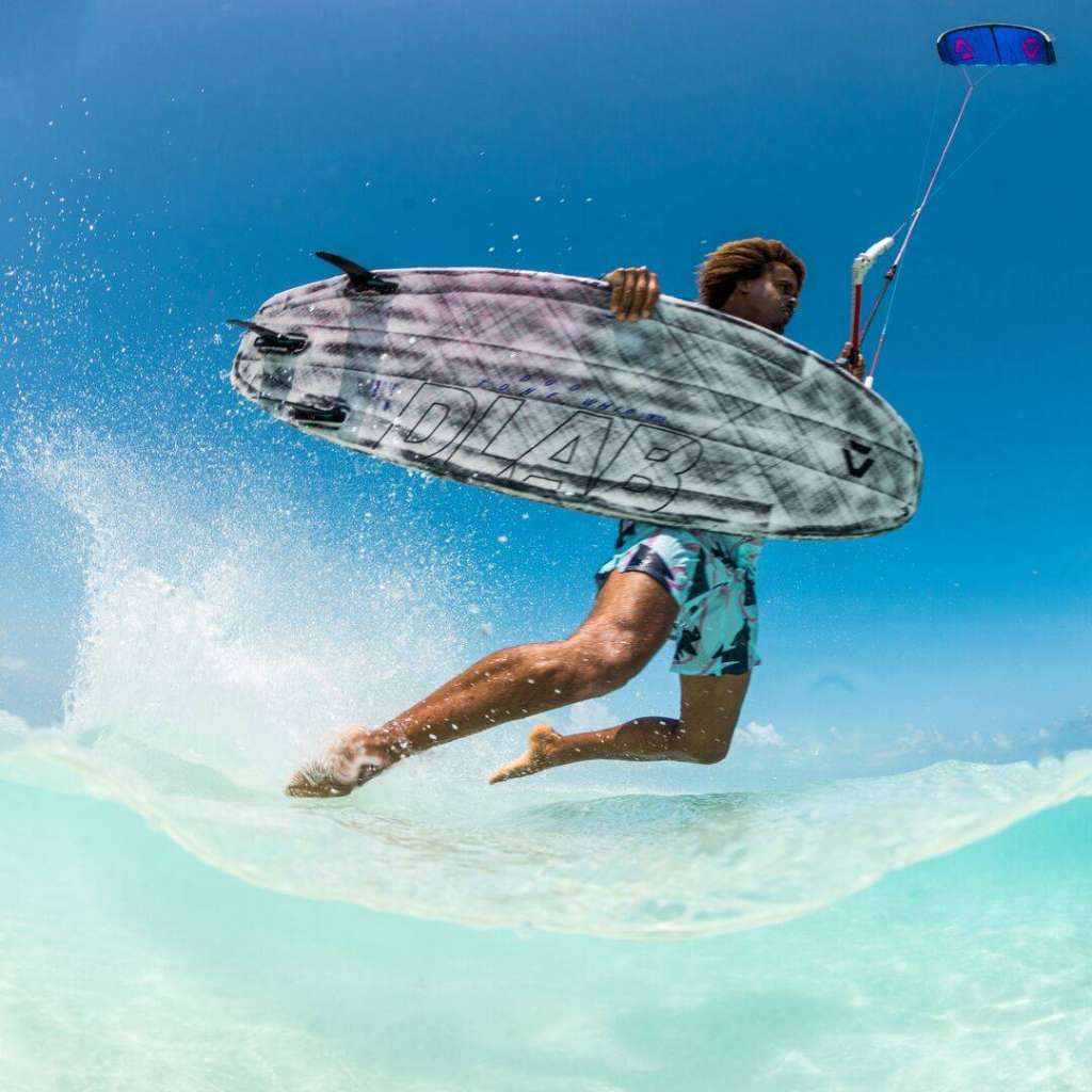 Rider i vandet med Duotone Whip D/LAB 2025 waveboardet