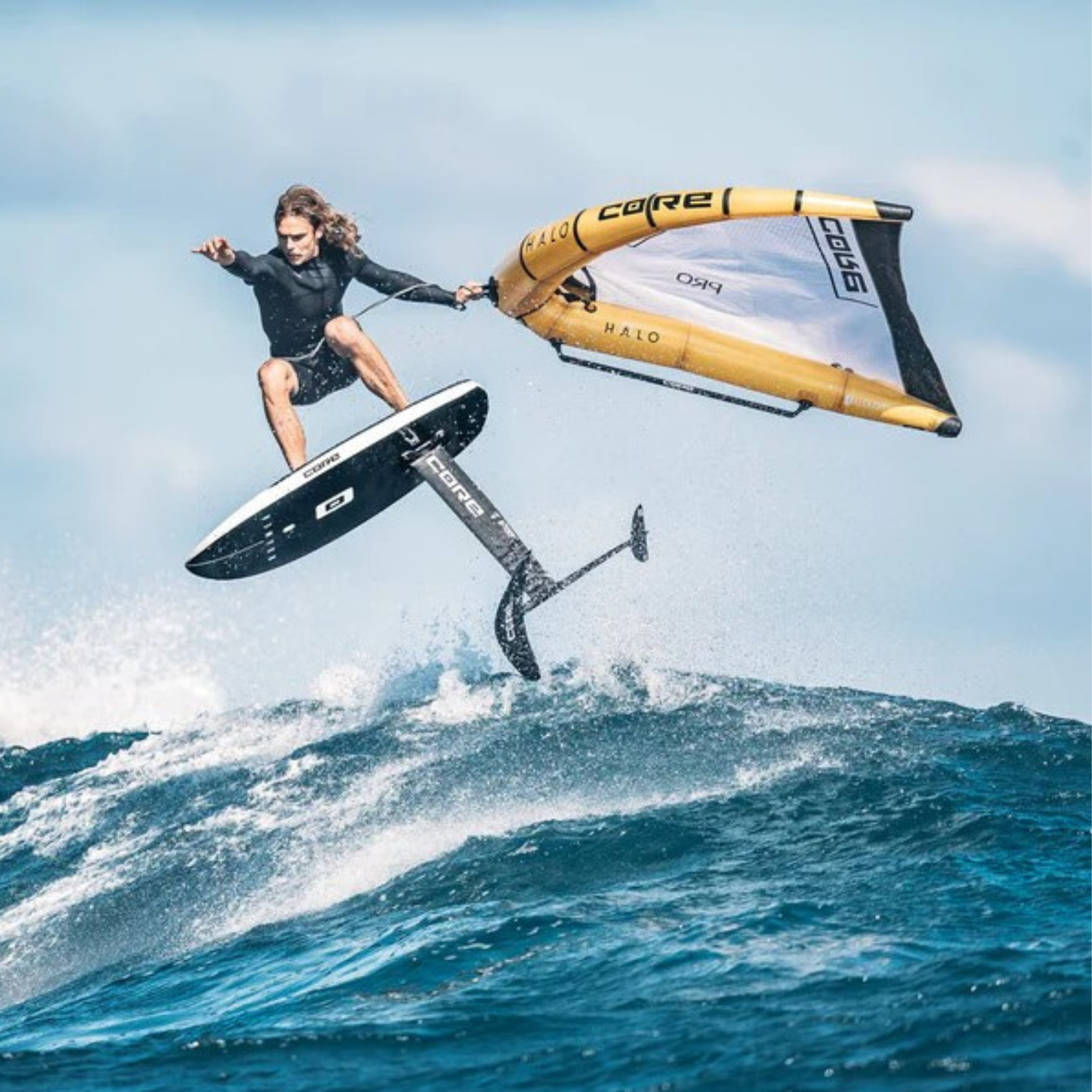 Rider en wingfoil réalisant un saut avec la Core Halo Pro 6m² en Aluula