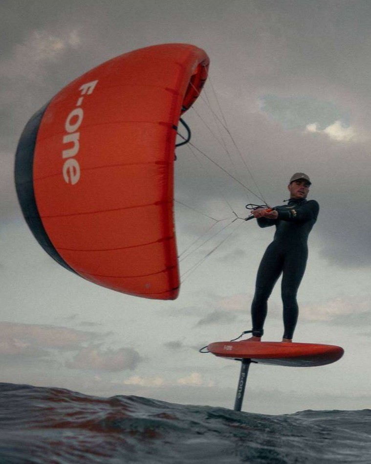 Navigation en foil avec la F-One Plume 5m², stabilité et puissance