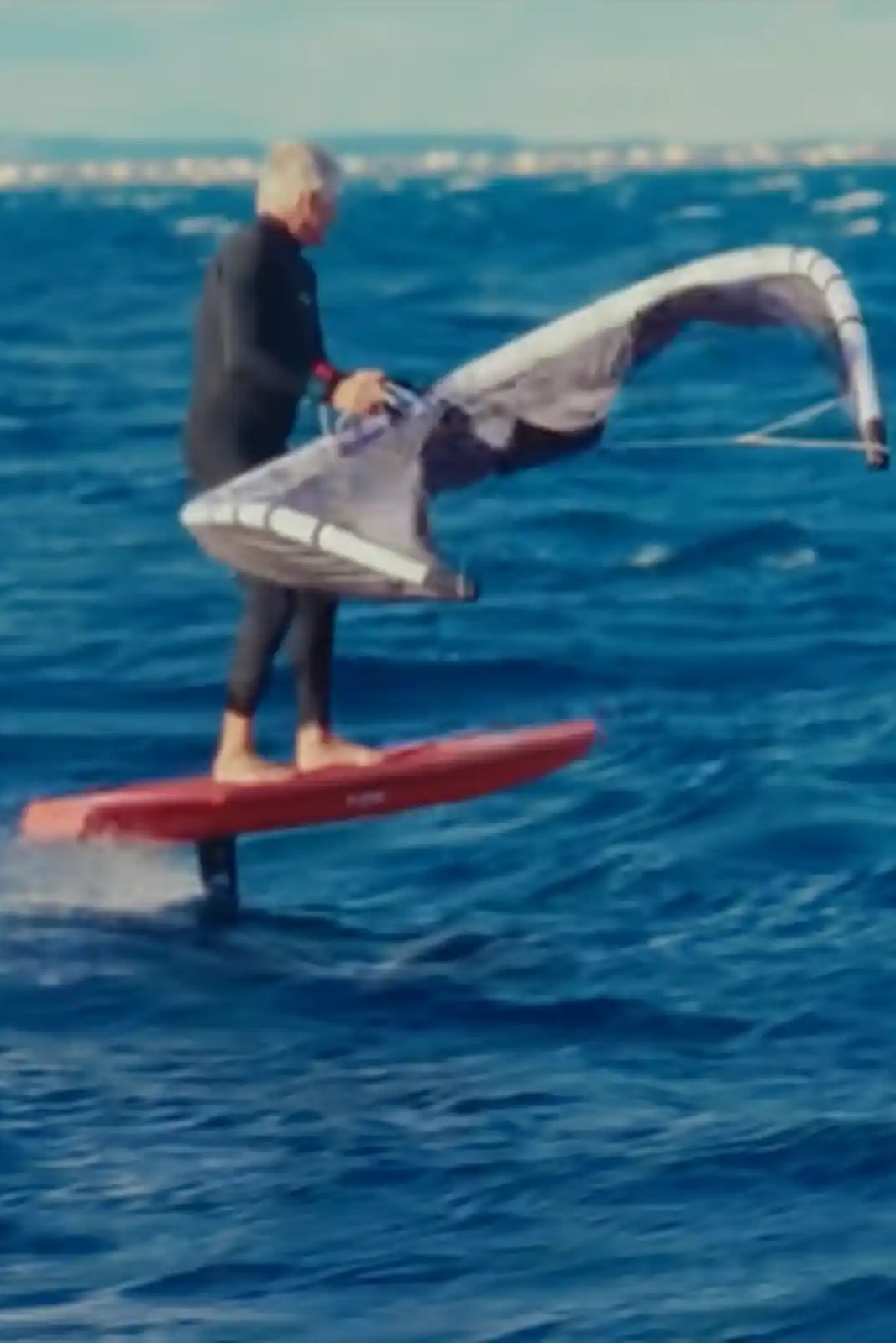Rider en freefly avec la F-One Plume 5m², aile en C-shape légère au-dessus de l'eau