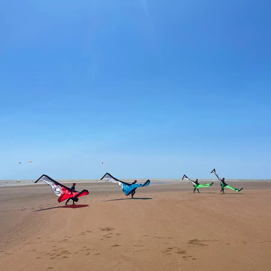 Rider en kitesurf dans l'eau avec Line Up