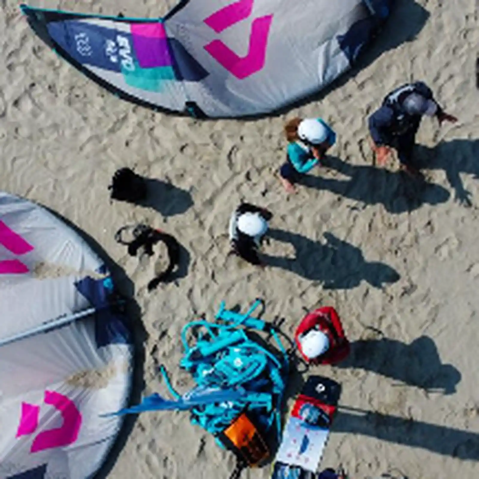 Vue drone des ailes Duotone sur la plage d'Evo Ride