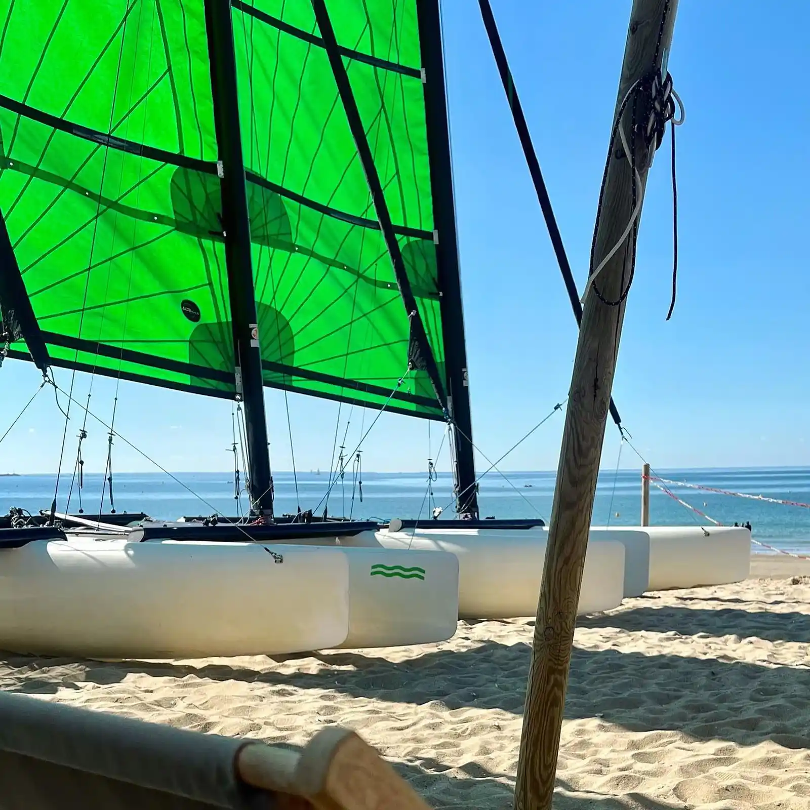 La flotte de catamarans Ki Wind sur la plage de La Baule