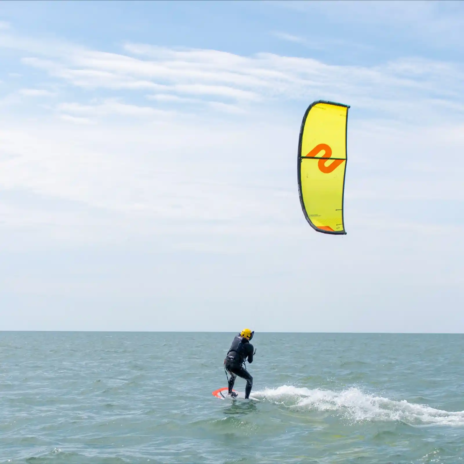 Session de kitesurf avec aile Flysurfer encadrée