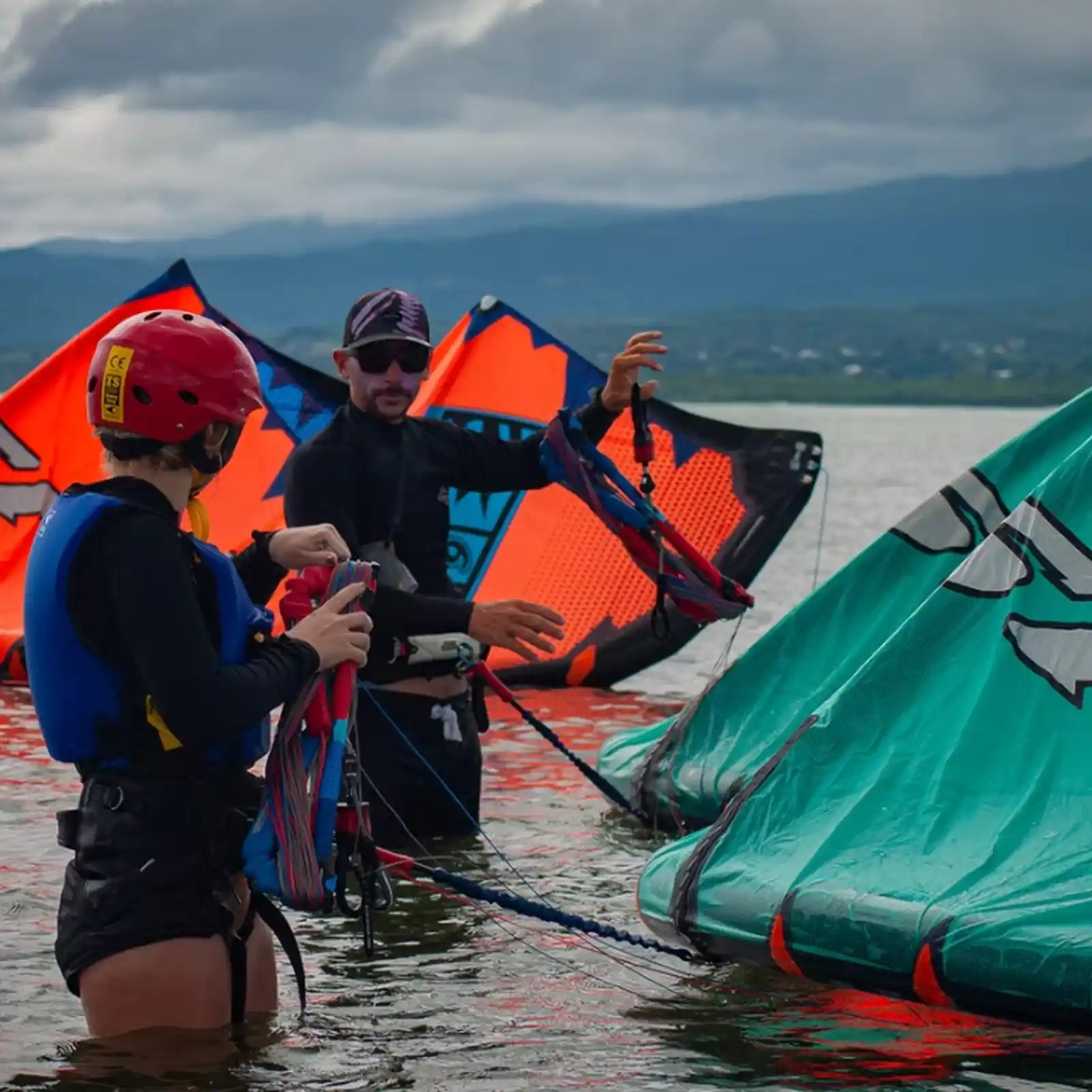 Préparation du matériel kite avant la mise à l'eau avec Maximum Kite en Guadeloupe