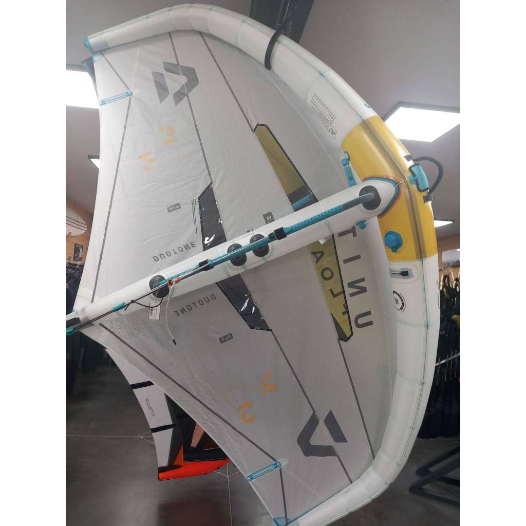 Duotone Unit SLS Concept Blue 2025, aile de wingfoil en action sur l'eau